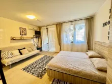 Łóżko dwuosobowe i sofa