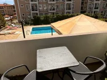 Balkon z widokiem na basen