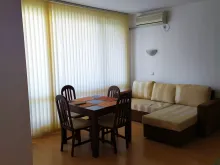 Sofa i stół z krzesłami
