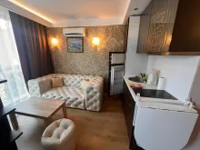 Piękna pikowana sofa w pokoju