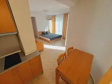 Stół jadalny i kuchnia w salonie