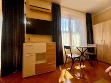 Klimatyzator i telewizor na ścianie