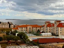 Widok z balkonu na basen i morze