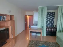Salon z meblami w kompleksie Shato Aheloi