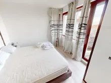 Podwójne łóżko w pokoju