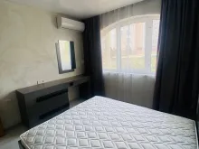 podwójne łóżko w sypialni