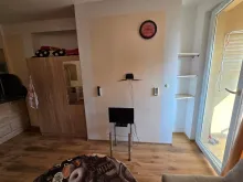 telewizor na ścianie
