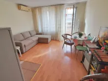 Sofa i stół z krzesłami