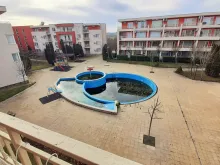 Balkon z widokiem na basen