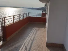 Frontowy panoramiczny widok na morze z tarasu.