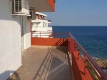 Frontowy panoramiczny widok na morze z tarasu.