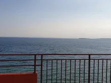 Frontowy panoramiczny widok na morze z tarasu.