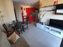Sofa i telewizor w salonie