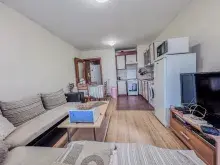 Sofa i inne meble w pokoju