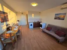 Nessebar Fort Noks | Студия у моря: гостиная, кухонная и столовая зона