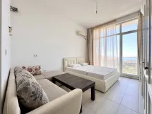 Studio Orhideya Residence: sofa, łóżko, widok na morze z okna.