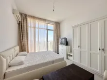 Studio Orhideya Residence: łóżko, szafa, okno.