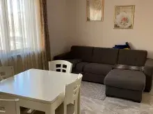 stół i kanapa w salonie