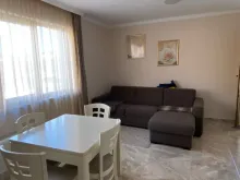 stół i sofa w salonie