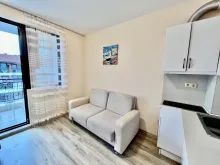 Apollon 9 | Studio, aneks kuchenny, sofa i wyjście na balkon.