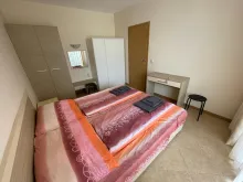 Łóżko z szafą w sypialni