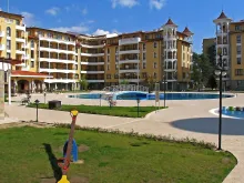 Basen i fasada kompleksu Royal Sun