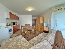Studio w Perla: salon, kuchnia i jadalnia, meble