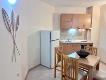 Kuchnia i lodówka w salonie