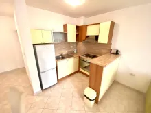 Salon, kuchnia i strefa jadalna.