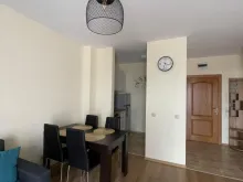 Kuchnia i strefa jadalna.