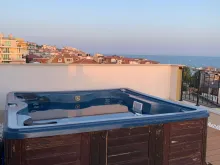 Wyposażony dach z strefami wypoczynkowymi i jacuzzi.