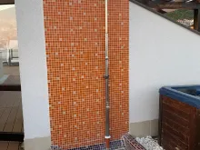 Wyposażony dach z strefami wypoczynkowymi i jacuzzi.