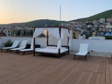 Wyposażony dach z strefami wypoczynkowymi i jacuzzi.