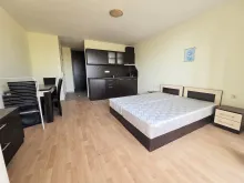Łóżko podwójne i kuchnia