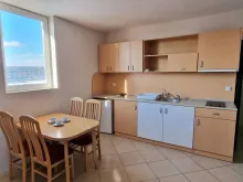 Kuchnia i stół jadalny