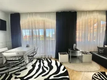okna w pokoju