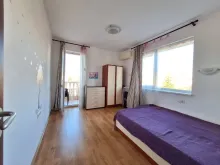 Łóżko i szafa w sypialni