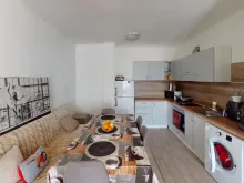 stół jadalniany i kuchnia