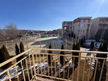Widok z tarasu na boisko sportowe