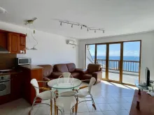 Salon z widokiem na morze