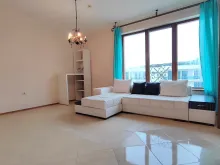 Biała sofa w pokoju