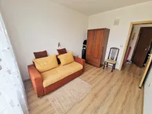 Sofa i szafa w sypialni