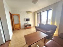 Dwa sofy w pokoju dziennym