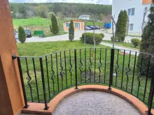 Widok na trawniki z tarasu