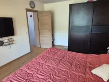 Telewizor w sypialni na ścianie