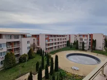 Widok na basen z balkonu