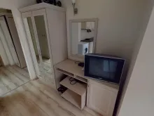 Telewizor i szafa w pokoju
