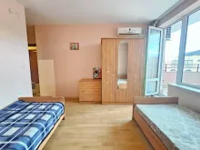 Łóżko i szafa w pierwszej sypialni