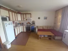 Strefa kuchenne i sofa w pokoju