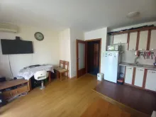 Telewizor i lodówka w pokoju
